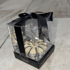 NIB- Ring Holder! Silver and Cream Flower Ring Holder